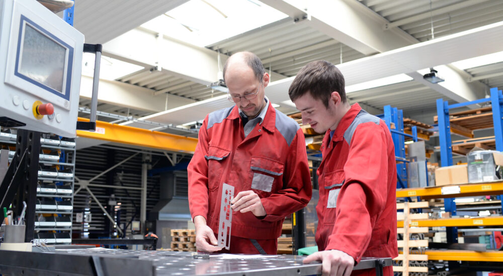Berufsausbildung in der Industrie, Meister und Azubi Bild: Profis in der Werkstatt.