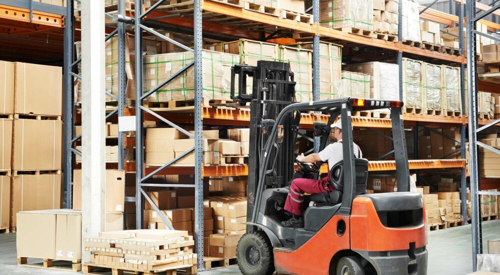Schulungen Bild: Fahrer auf Gabelstapler im Hochregallager.